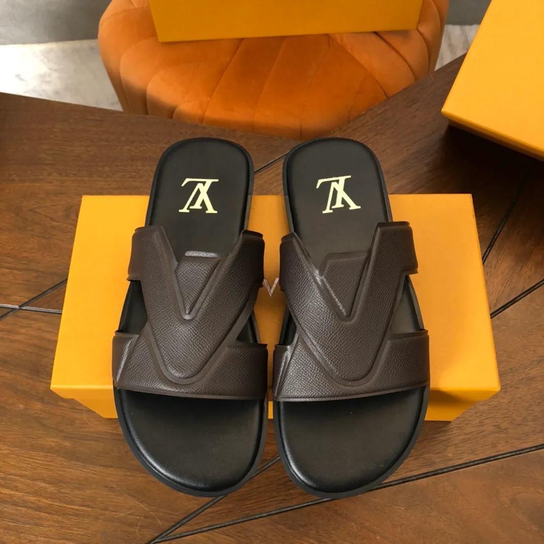 Factory price: 270💰LV counters are selling new brand luxury men's slippers, casual, loose and comfortable. The must-have model in the picture above [Happy][Happy], multiple colors available Size: 38-44, customized 45